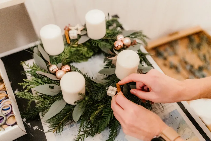 Grünes Tannengrün beim Adventskranz-Workshop